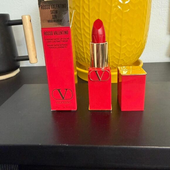 Valentino Other - Valentino saying lip color 22R undressed velvet  full size NIB